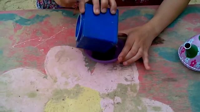 Играем на улице | Лепим конфеты из песка| смотреть онлайн