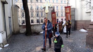 Крестный ход из реставрируемого храма в часовню после великого освящения воды.Воскресенье,12.01.2025