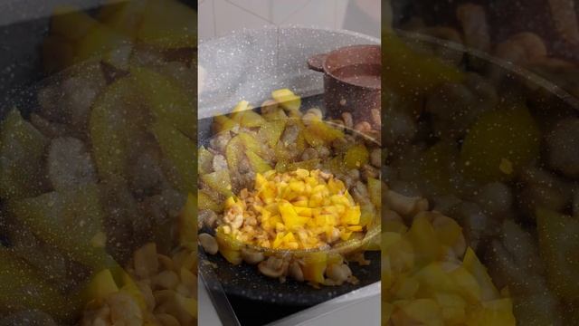 Готовим ароматную лапшу том ям с креветками. смотреть онлайн