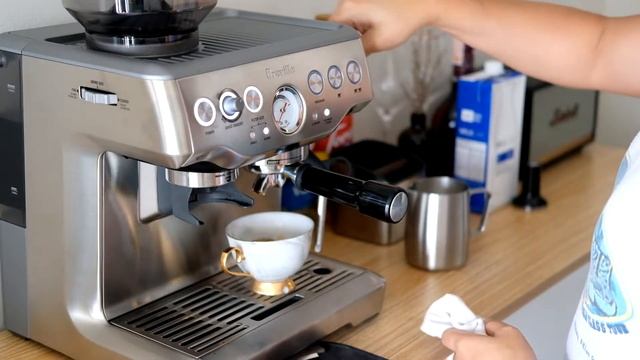 Home Cafe Vlog | Breville Barista Express First Time Use ~ Cafe Latte & Iced Caramel Latte