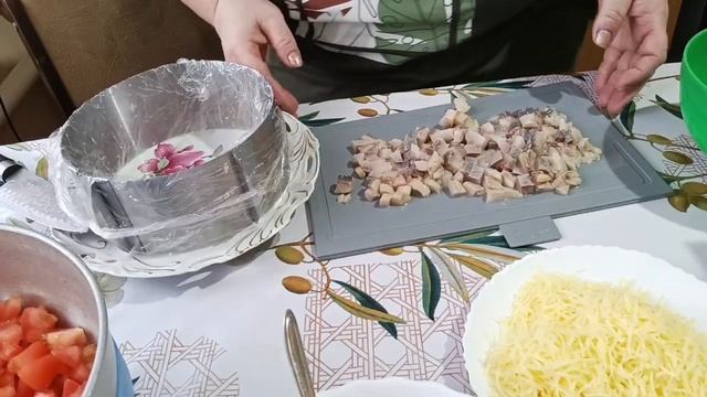 САЛАТ ПИКАНТНЫЙ. Достойный конкурент селёдки под шубой на праздничном столе.🐟 смотреть онлайн