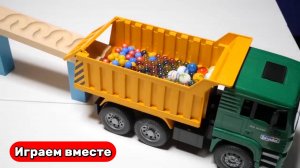 Запускаем шарики по горке ! Играем в машинки ! Видео для детей