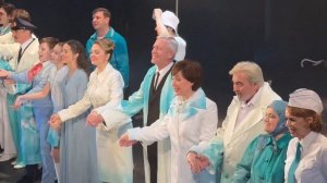 Маргарита Левицкая, Павел Дралов и Андрей Опольский в спектакле «Ты не прощайся» — поклоны