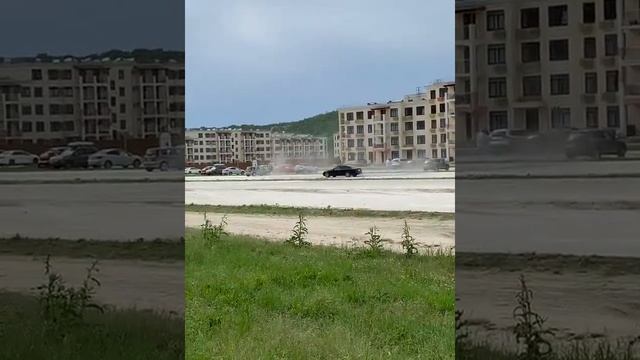 Первая ласточка... затем прилетят другие... Сукко ЖК Холидей Хаус парковка смотреть онлайн