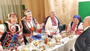 Я когда-то была молодая мне в окошко светила луна, появилася прядка седая и луна мне теперь не нужн