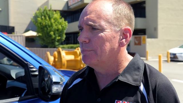 Andrew Embley Road Tests the Toyota HiLux SR5 at New Town Toyota смотреть онлайн