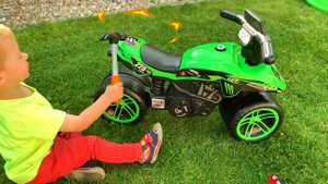 Малыш катается на крутом mini bike Купили новый минибайк