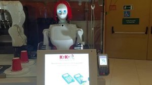 Автомат мороженого за прилавком робот КИКИ.