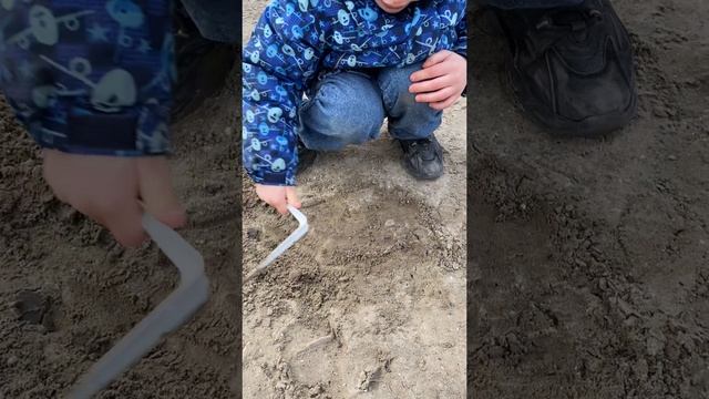 Сын играет тем что нашел в машине)