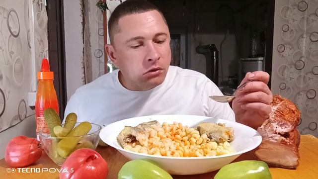 мукбанг/обжор/макароны с жареным минтаем,солёные огурцы/