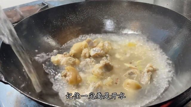 豬蹄湯怎麼做才好喝？大廚教你幾個技巧，燉出的湯又香又白，收藏【留意美食】#豬蹄湯 #豬蹄 #豬蹄做法