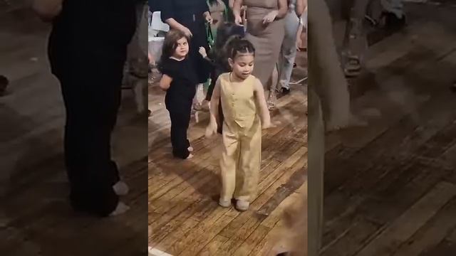 Классный танец венгерской девочки на корпоративе... Хочется смотреть и смотреть...