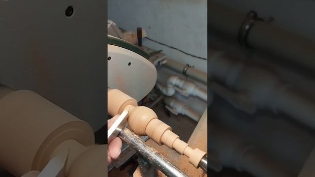 Вчера Евгений первый раз увидел станок, а сегодня уверенно точит снеговиков смотреть онлайн