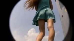 Cewek seksi pake rok mini ketiup angin cd keliatan