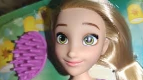 моя первая Рапа. Да упрощенная до нельзя, но такая милая моему сердцу Рапунцель от хазбро