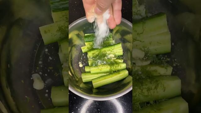 Курица в беконе с запеченным картофелем и малосольными сезонными овощами🥔🍗🍅🥒Смотреть со звуком🦻 смотреть онлайн