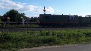 [РЖД] Маневровый тепловоз ЧМЭ3 с грузовыми вагонами.