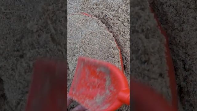 Играем в песочнице с пляжными игрушками слушаем детскую песню