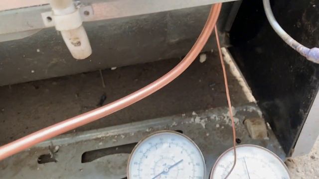 Холодильник Атлант с утечкой фреона в запененной части и влагой в системе. смотреть онлайн