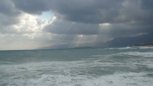 Шторм на Крите: мощь моря у скалистого берега 🌊⚡