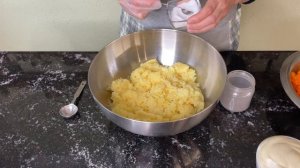 Веганский салат Мимоза, который стоит попробовать. Праздничная советская классика!