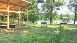 Отдых на озере. Дети катаются на ОГРОМНЫХ КАЧЕЛЯХ.