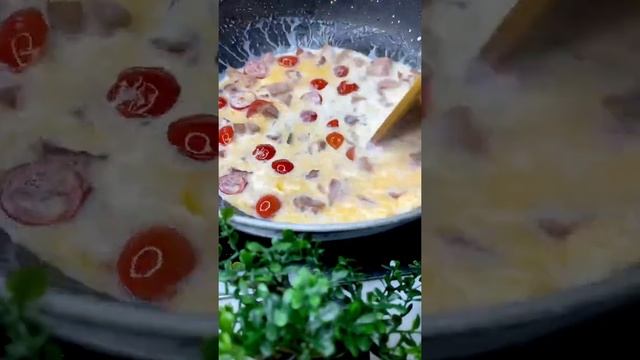 Паста с ветчиной и беконом в сливочном соусеshorts