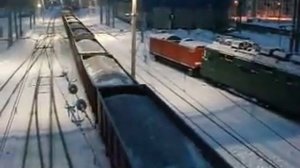 Электровоз ВЛ80С-???? с искрящимся токоприёмником и грузовым поездом отправляется со станции Няндом