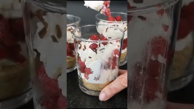 Schneller Genuss: Himbeer-Dessert im Glas 🍓🍮 😋😍 #shorts #short #viral #best #himbeeren смотреть онлайн
