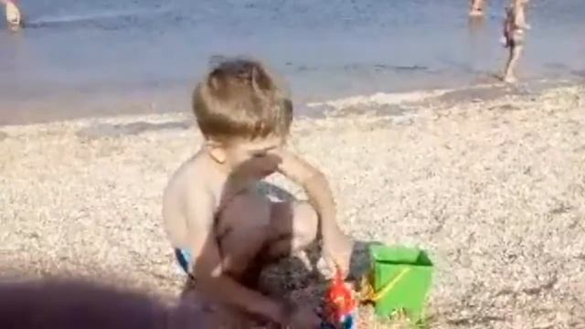 Пляж в Счастливцево. Арабатская стрелка. Июль 2018. Игры с песком. смотреть онлайн