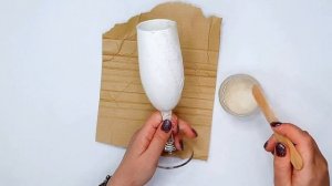 Свадебный декор бутылки и фужеров своими руками.Украшение на стол жениха и невесты.Видеоинструкция.