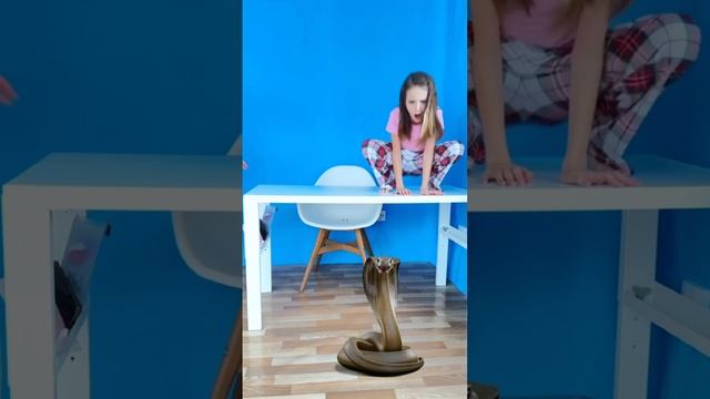 Арина и мама прячутся от змеи