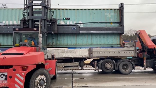 Загрузка морского контейнера ричстакером (погрузчик для контейнера)