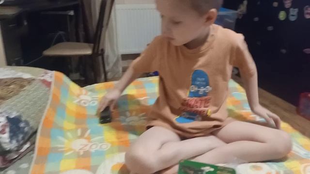 Распаковка инерционной машинки