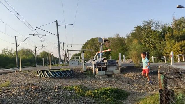 Железнодорожный переезд в станице Медведовская. смотреть онлайн