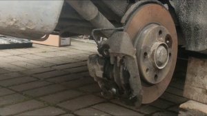 Заміна колодок задніх дискових гальм Пежо 206. Replacement of Peugeot 206 rear disc brake pads