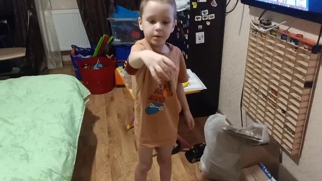 Краш-тест пластилиновой спортивной машинки