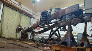 Unimog 1400 на капитальном ремонте! Часть 3  Мотор, КПП,  Сцепление, Рама ...