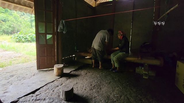 Seorang perempuan lajang dan ayah mertuanya yang cacat mengharapkan suaminya bekerja jauh dari ruma смотреть онлайн