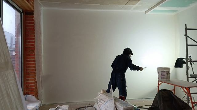 Механизированная шпаклёвка стен с помощью аппарата для нанесения шпаклёвки.