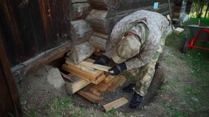 ДЕРЕВЕНСКАЯ ЖИЗНЬ МОЛОДОЙ СЕМЬИ НА УРАЛЕ | РЕМОНТ СТАРОГО ДОМА И ЧЕРНИЧНЫЙ МЕДОВИК В РАЗРЕЗЕ