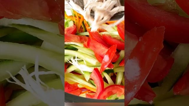 КУРИНЫЙ САЛАТ/LƏZZƏTLİ TOYUQ SALATI RESEPTİ#shorts#shortsvideo#бета смотреть онлайн