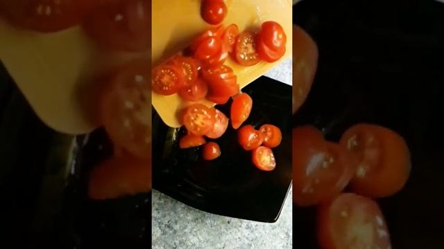 #Shorts ЖАРИМ МЯСО СОЧНЫЙ СТЕЙК С МАРИНОВАННЫМИ ПОМИДОРАМИ И ЛУКОМ САЛАТ СОУС смотреть онлайн