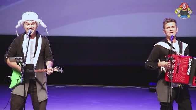 "НАД ЗЕМЛЕЙ НАД РУССКОЙ" исполняют "БОГАТЫЕ И ЗНАМЕНИТЫЕ" и в гостях у "Митрофановны" смотреть онлайн