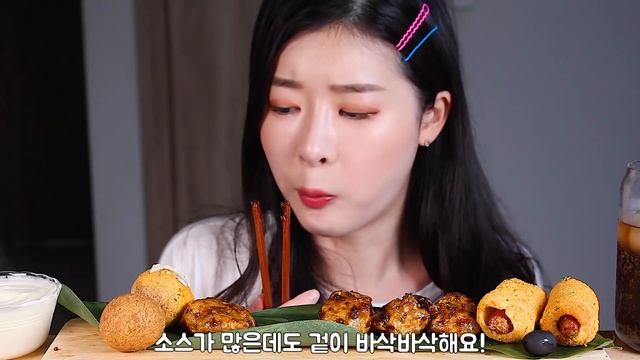 BHC파티 블랙올리브치킨 뿌링핫도그 뿌링치즈볼 치즈볼 리얼사운드먹방/BLACK OLIVE CHICKEN CHEESE BALLS CORN DOGS Mukbang Eating Sho смотреть онлайн