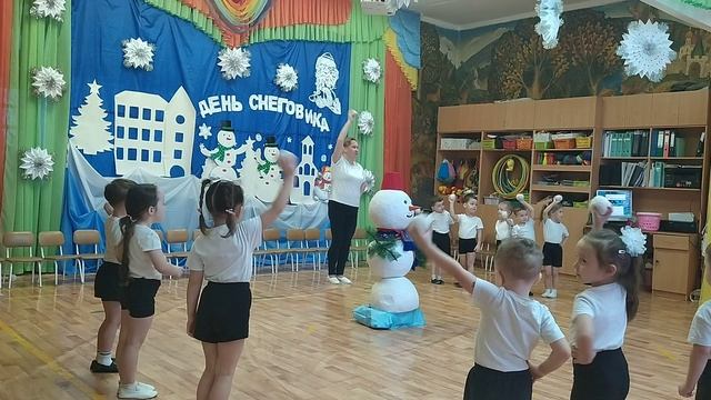 ДЕНЬ СНЕГОВИКА спортивное развлечение. Младшая группа "ЁЛОЧКА" смотреть онлайн