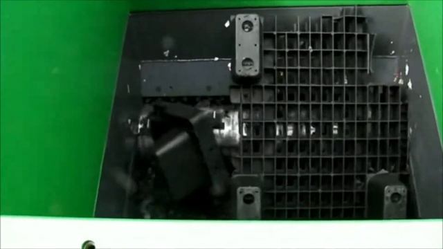 SHREDDING PLASTIC PALLETS with ROBUST UNIVERSAL INDUSTRIAL SHREDDER SD90 смотреть онлайн