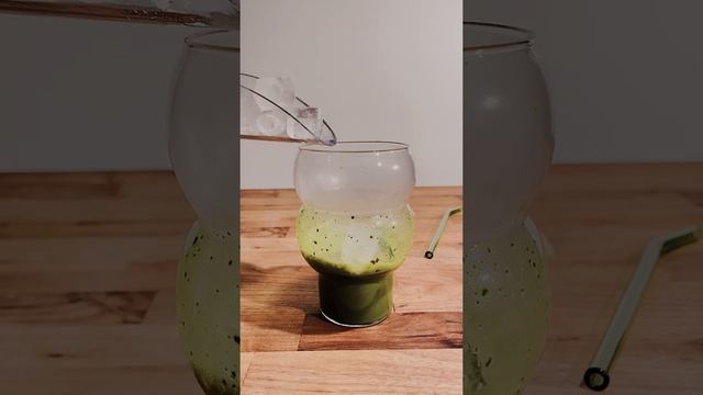 How To Make An Iced Matcha Latte | Quick and Easy! #shorts смотреть онлайн