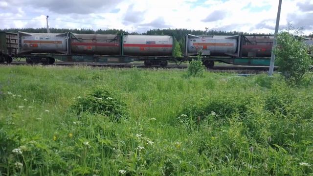 2тэ116-379 с грузовым поездом отправляется со станции Ивдель 1 на Приобье с 3 пути смотреть онлайн