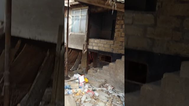 Qəzalı binada yaşayan məcburi köçkünlər hər an təhlükəylə üz-üzə смотреть онлайн